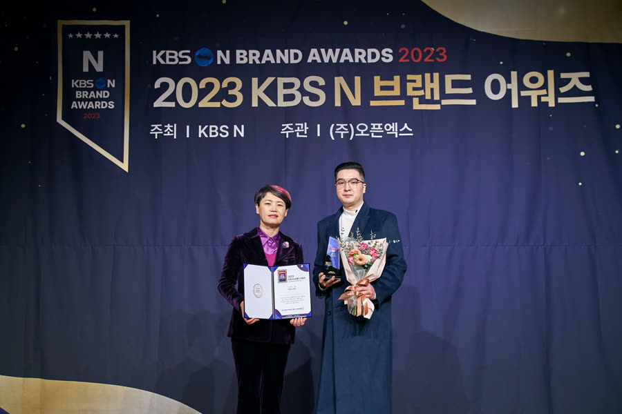 시상식 무대 위 수상 장면