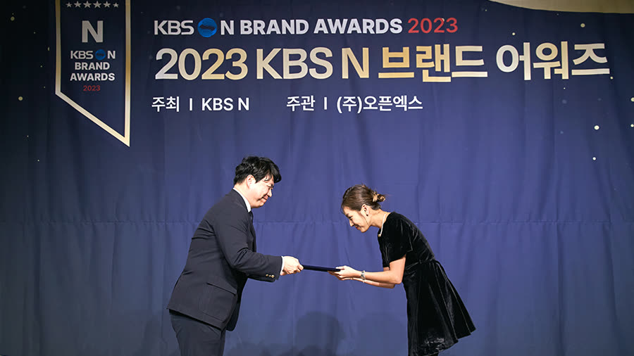 상장을 전달하는 시상 장면